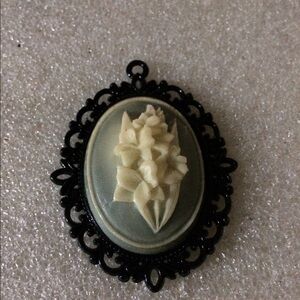 Beautiful vintage engraved rosin flower pendant